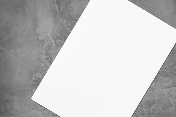 Närbild av Tom vit rektangel affisch utkast liggande diagonalt — Stockfoto