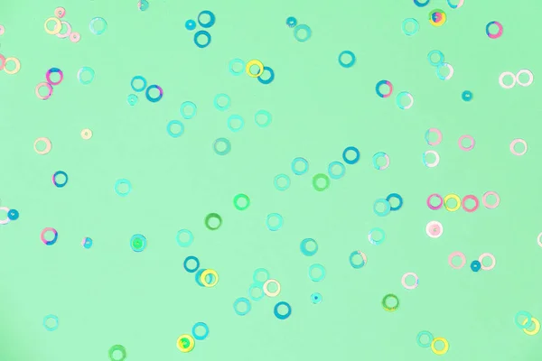Holografische Folie Konfetti spärlich auf trendigem mintfarbenem Hintergrund — Stockfoto