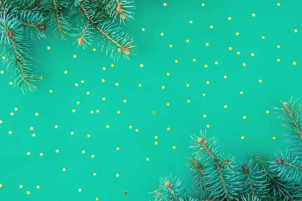 Weihnachtskomposition mit Einfassungen aus Tannenzweigen und goldener Stange — Stockfoto