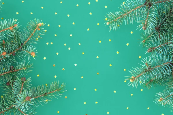 Karácsonyi kompozíció fenyőágak határaival és arany szemekkel — Stock Fotó