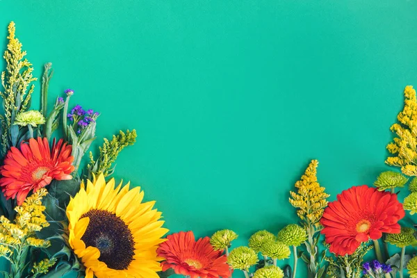 Diferentes flores coloridas de verão deitado no fundo de hortelã — Fotografia de Stock