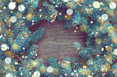 Kabarık yeşil köknar dallarının olduğu bir Noel arkaplanı