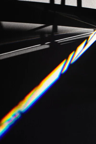 Schwarze Futuristische Schatten Und Helle Lichtbrechung Leuchten Mit Buntem Regenbogen — Stockfoto
