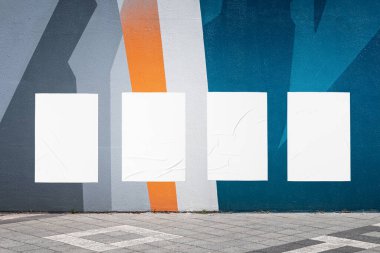 Renkli geometrik duvarlı modern şehir manzarası ve dört beyaz buruşuk poster şablonu. Kırpma yolu ile tasarım sunumu için modern model. Yaratıcı şehir arkaplanı. 