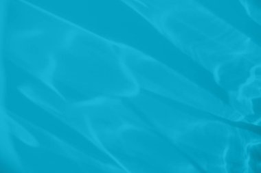 Modaya uygun mavi renkli düşük kontrastlı soyut arka plan ışık ve gölge yakıcı etkisi. Işık camdan geçer. Su altyapısı. 2021 yıllık renk eğilimi