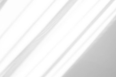 Fotoğraf ve modeller için üstüste koyma efekti. Beyaz bir duvara organik gölgeler ve pencereden gelen ışık demetleri. doğal ışık efektleri için gölgeler