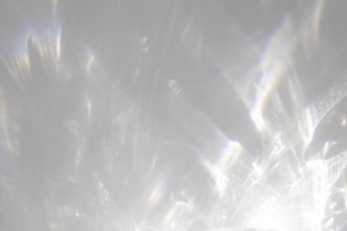 Beyaz arkaplanda çapraz gölgeler ve ışık ışınları