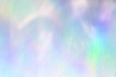 Bulanık gökkuşağı ışık kırılma dokusu fotoğraf ve maketler için üst üste efekt. Beyaz bir duvara organik çapraz holografik işaret fişeği düşür. Doğal ışık efektleri için gölgeler