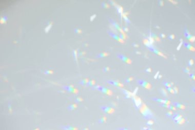 Fotoğraf ve maketler için bulanık kaplama etkisi. Duvar dokusu organik, köşegen gölge ve beyaz bir duvara ışık demetleri. doğal ışık efektleri için gölgeler