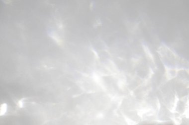 Fotoğraf ve maketler için su dokusu örtüsü etkisi. Beyaz bir duvara organik gölge ve ışık yakıcı etki bırakıyor. Doğal ışık efektleri için gölgeler