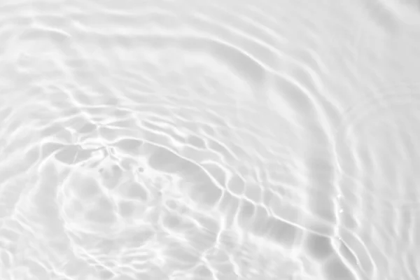 Doymuş şeffaf, berrak, durgun su yüzeyi dokusuna su sıçraması ve kabarcıklarla yakın çekim. Moda soyut doğa arkaplanı. 