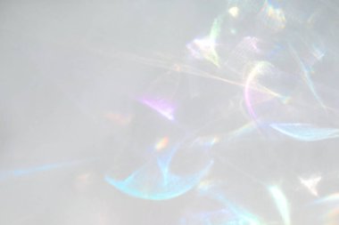 Bulanık gökkuşağı ışık kırılma dokusu fotoğraf ve maketler için üst üste efekt. Beyaz bir duvara organik çapraz holografik işaret fişeği düşür. Doğal ışık efektleri için gölgeler