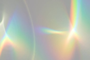 Bulanık gökkuşağı ışık kırılma dokusu fotoğraf ve maketler için üst üste efekt. Beyaz bir duvara organik çapraz holografik işaret fişeği düşür. Doğal ışık efektleri için gölgeler