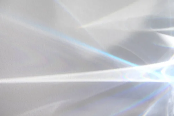 写真やモックアップのためのぼやけた虹の光屈折テクスチャオーバーレイ効果 白い壁に有機ドロップ対角ホログラフィックフレア 自然の光の効果の影 — ストック写真