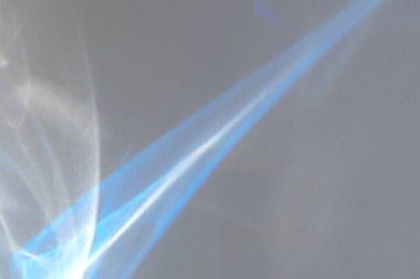 Beyaz bir duvara organik gölge düşür