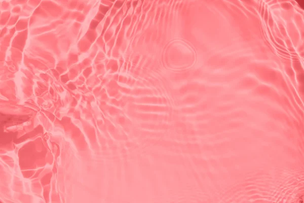 粉色透明透明清澈清澈的水面质感与水花和气泡的遮挡 时尚抽象的夏季自然背景 阳光下的珊瑚色波浪 — 图库照片