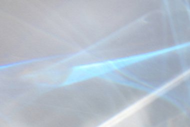 Bulanık gökkuşağı ışık kırılma dokusu fotoğraf ve maketler için üst üste efekt. Beyaz bir duvara organik çapraz holografik işaret fişeği düşür. Doğal ışık efektleri için gölgeler
