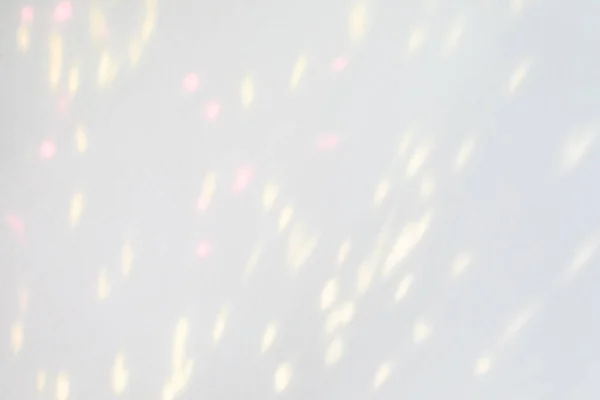 写真やモックアップのためのぼやけたオーバーレイエフェクト 有機的なドロップ斜めの影と白い壁に光の線で壁のテクスチャ 自然光の影響の影 — ストック写真
