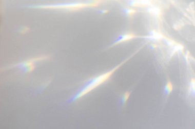 Fotoğraf ve maketler için bulanık kaplama etkisi. Duvar dokusu organik, köşegen gölge ve beyaz bir duvara ışık demetleri. doğal ışık efektleri için gölgeler