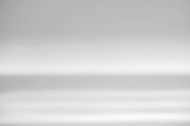 Fotoğraf ve modeller için üstüste koyma efekti. Beyaz bir duvara organik gölgeler ve pencereden gelen ışık demetleri. doğal ışık efektleri için gölgeler