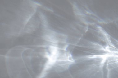 Fotoğraf ve maketler için su dokusu örtüsü etkisi. Beyaz bir duvara organik gölge ve ışık yakıcı etki bırakıyor. Doğal ışık efektleri için gölgeler