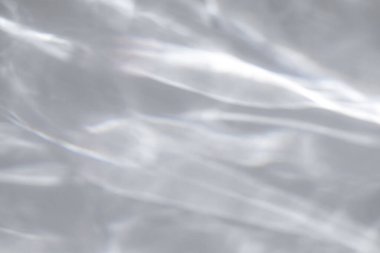 Bulanık su dokusu, fotoğraf ve maketler için örtüşüyor. Beyaz bir duvara organik gölge ve ışık yakıcı etki bırakıyor. Doğal ışık efektleri için gölgeler