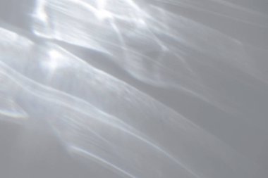 Fotoğraf ve maketler için su dokusu örtüsü etkisi. Beyaz bir duvara organik gölge ve ışık yakıcı etki bırakıyor. Doğal ışık efektleri için gölgeler