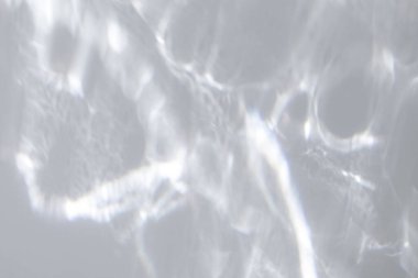 Beyaz bir duvarda gölge ve ışık yakıcı etkisi