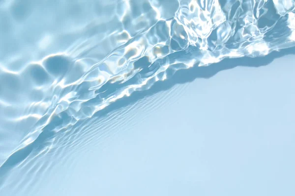 透明的蓝色清晰平静的水面纹理 — 图库照片