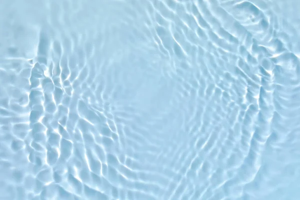 Transparente de color azul claro textura de la superficie del agua calma — Foto de Stock