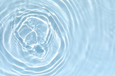 şeffaf mavi renkli durgun su yüzeyi dokusu 