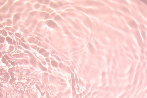 Rosa transparente superfície de água clara textura verão fundo — Fotografia de Stock