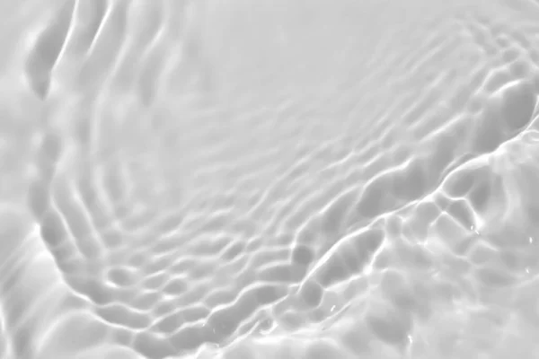 Обесцвеченная прозрачная прозрачная спокойная текстура поверхности воды — стоковое фото