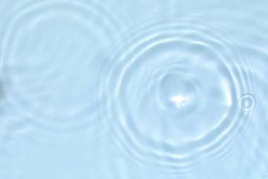 şeffaf mavi renkli durgun su yüzeyi dokusu 