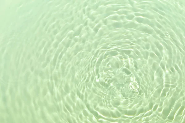 Verde trasparente trasparente superficie dell'acqua texture estate sfondo — Foto Stock