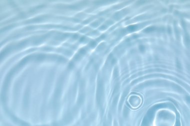 şeffaf mavi renkli durgun su yüzeyi dokusu 