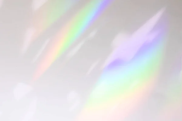 Texture leggera sfocata della rifrazione dell'arcobaleno sulla parete bianca — Foto Stock