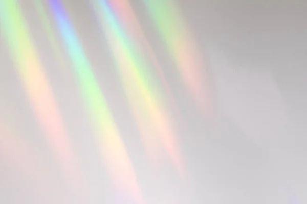 Verschwommenes Regenbogenlicht Lichtbrechung Textur auf weißer Wand — Stockfoto