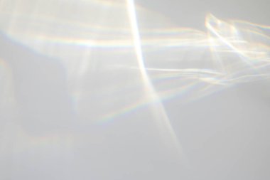 Beyaz bir duvarda gölge ve ışık yakıcı etkisi