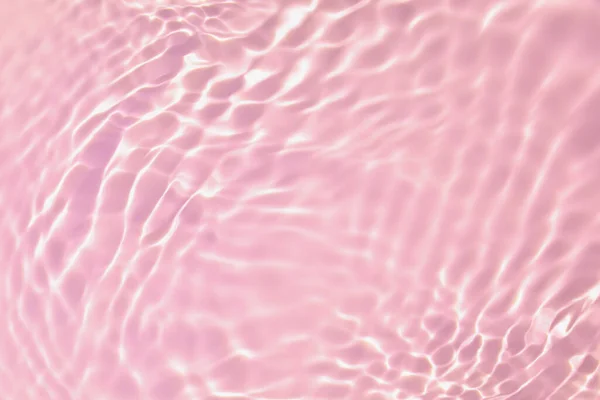 Rosa transparente superfície de água clara textura verão fundo — Fotografia de Stock