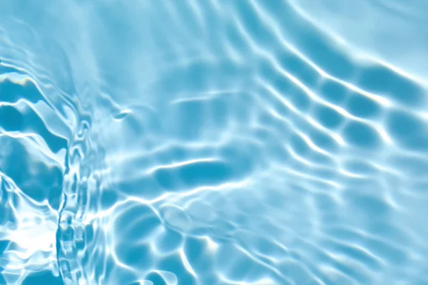 Przezroczysty niebieski kolor jasny spokojna powierzchnia wody tekstury — Zdjęcie stockowe
