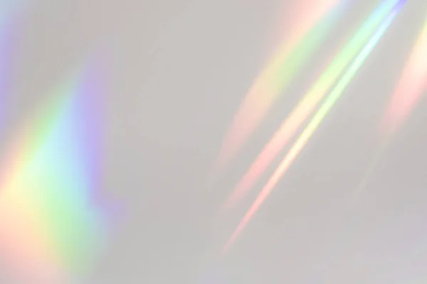 Verschwommenes Regenbogenlicht Lichtbrechung Textur auf weißer Wand — Stockfoto