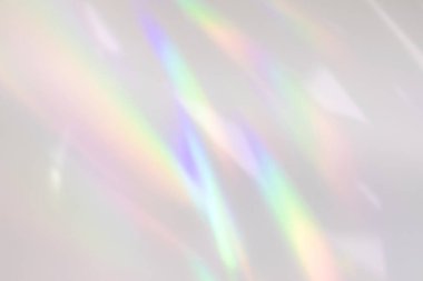 Beyaz duvarda bulanık gökkuşağı ışık kırılması dokusu