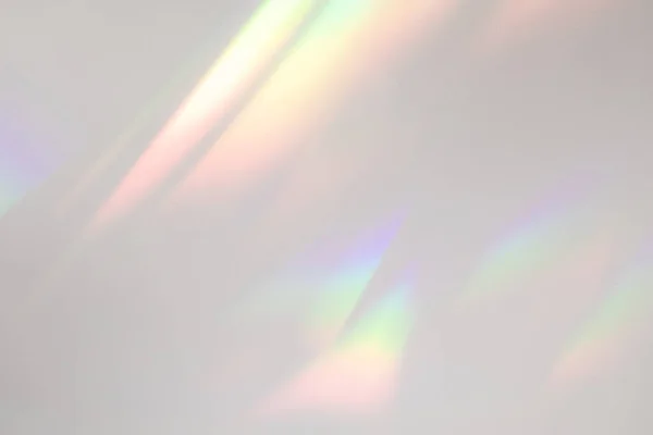Θολή υφή διάθλασης φωτός του ουράνιου τόξου σε λευκό τοίχο — Φωτογραφία Αρχείου