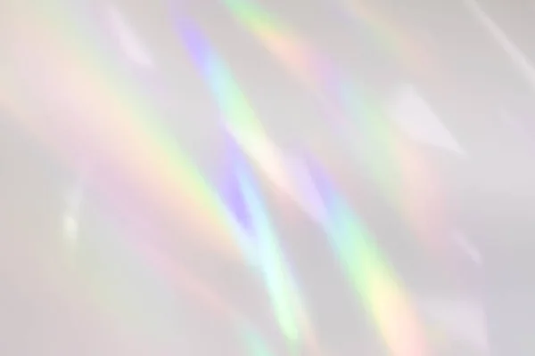 Wazig regenboog licht breking textuur op witte muur — Stockfoto