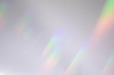 Beyaz duvarda bulanık gökkuşağı ışık kırılması dokusu