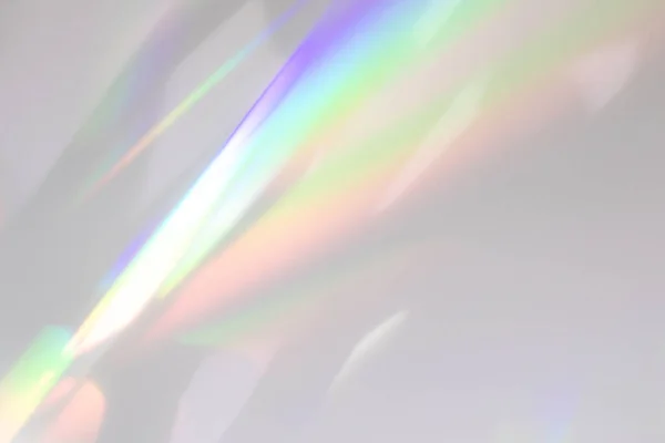 白墙上模糊的彩虹光折射纹理 — 图库照片