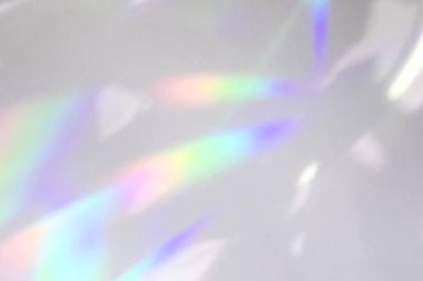 Beyaz duvarda bulanık gökkuşağı ışık kırılması dokusu