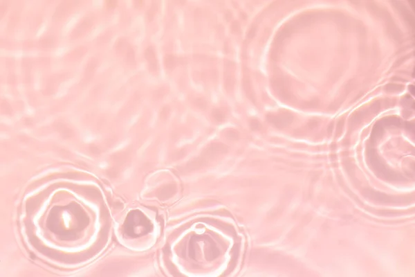 Αποσυγκεντρωμένος Κλείσιμο Ροζ Διάφανης Διάφανης Ήρεμης Υφής Επιφάνειας Νερού Πιτσιλιές — Φωτογραφία Αρχείου