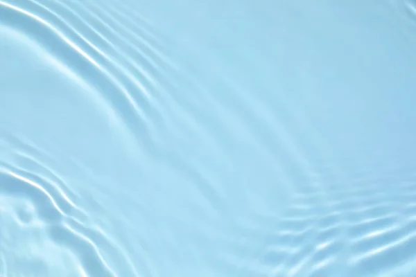 焦点を当てた透明ブルーの透明感のある透明感のある透明感のある水面の質感 傾向の抽象的な性質の背景 コピースペースと太陽光の波 — ストック写真